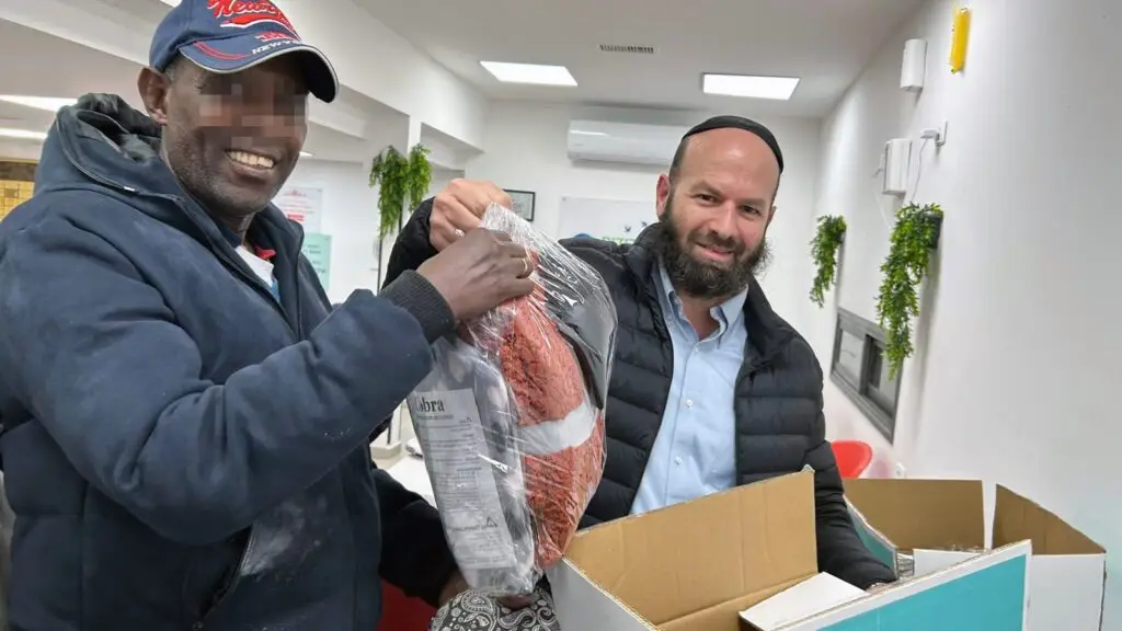 חלוקת ערכות חימום לחורף לנצרכים במפעל החסד יד ביד בלוד