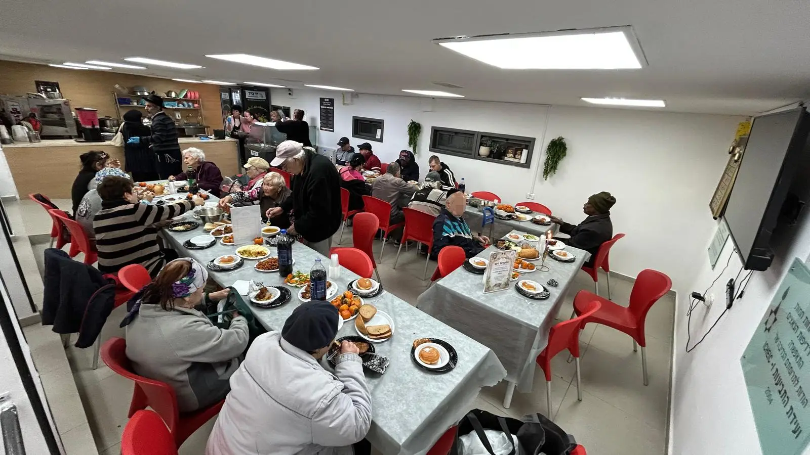 חגיגת חנוכה במטבח האור של רועי של מפעל החסד יד ביד בלוד