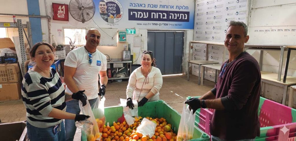 עובדי בנק לאומי מתנדבים באריזת וחלוקת מזון במיזם נתינה ברוח עמרי