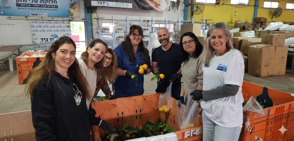 עובדי בנק לאומי מתנדבים באריזת וחלוקת מזון במיזם בדרכו של עמרי
