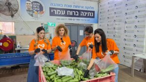 עובדי בנק מזרחי טפחות מתנדבים באריזת סלי מזון לשבת במפעל החסד יד ביד בלוד