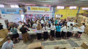 מתנדבות מבית אל אורזות ילקוטים בפרויקט ילקוט לכל ילד