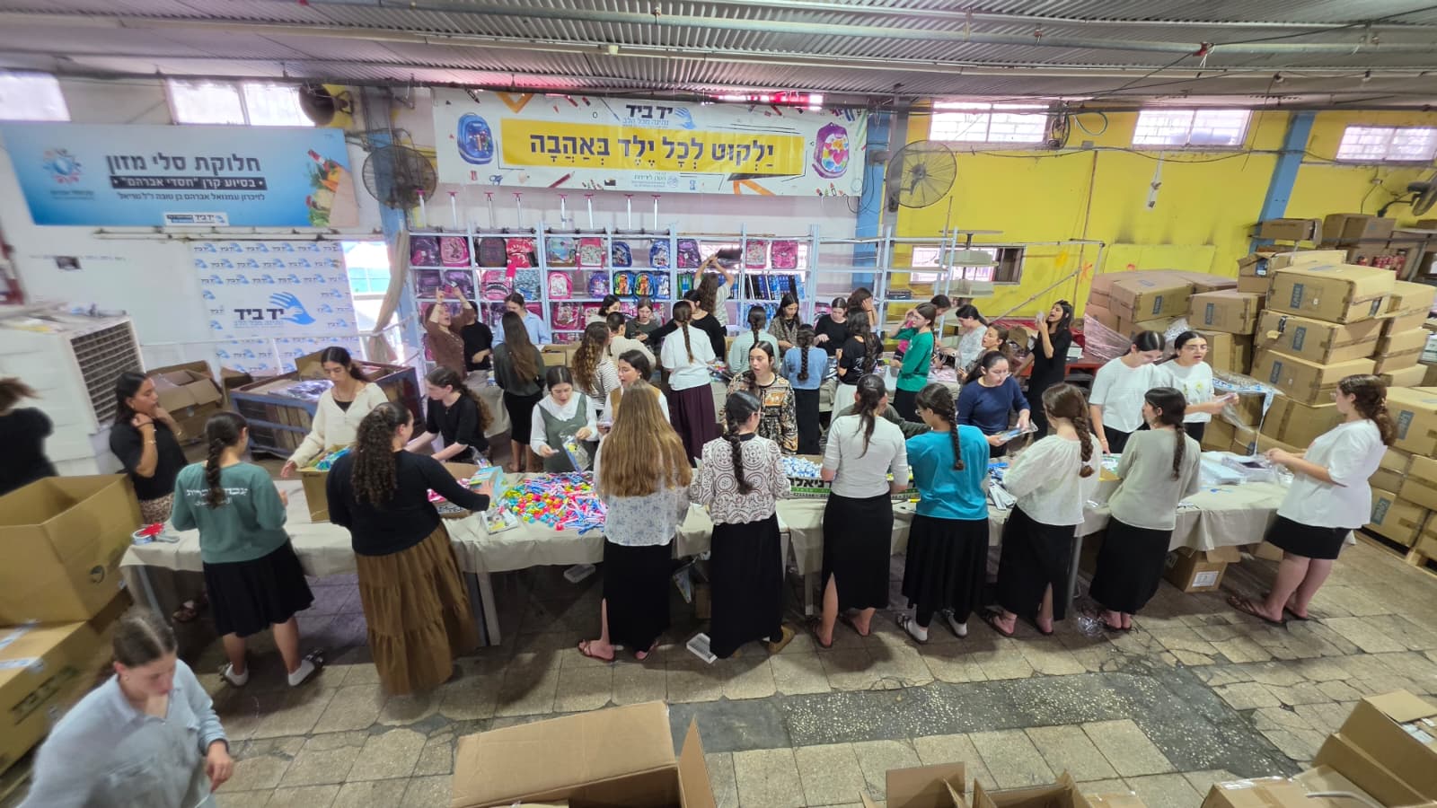 מתנדבות מבית אל אורזות ילקוטים בפרויקט ילקוט לכל ילד