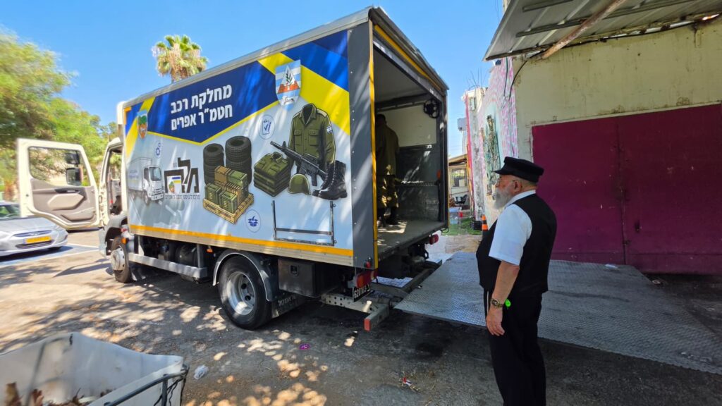 משאית הסיוע של ארגון "יד ביד" במהלך חלוקת רהיטים, מוצרי חשמל וילקוטים לחיילים ולמשפחות הזקוקות לסיוע.
