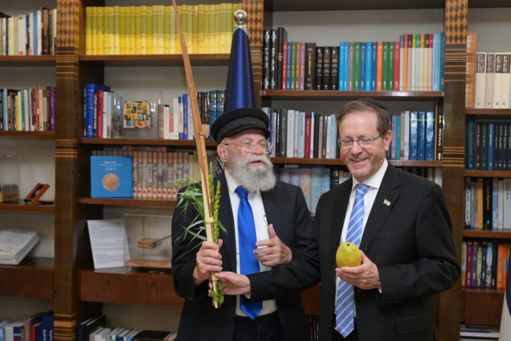 הרב יעקב גלויברמן, מייסד ויו"ר מפעל החסד "יד ביד", ובצלאל גלויברמן, מנכ"ל הארגון, בפגישה עם נשיא המדינה יצחק הרצוג.