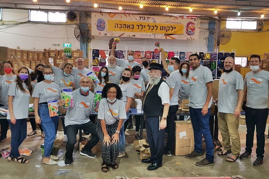 The management of Mizrahi Tefahot Bank on a volunteer day at the organization