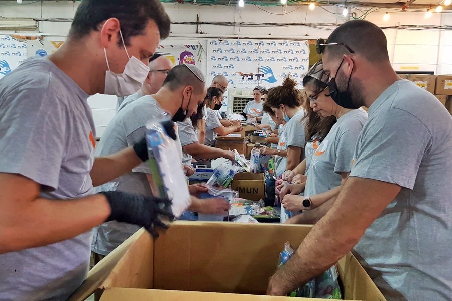The management of Mizrahi Tefahot Bank on a volunteer day at the organization